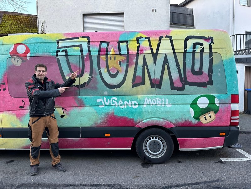 Sozialarbeiter Andreas Wabnik mit dem Jugendmobil Sozialarbeiter Andreas Wabnik mit dem Jugendmobil