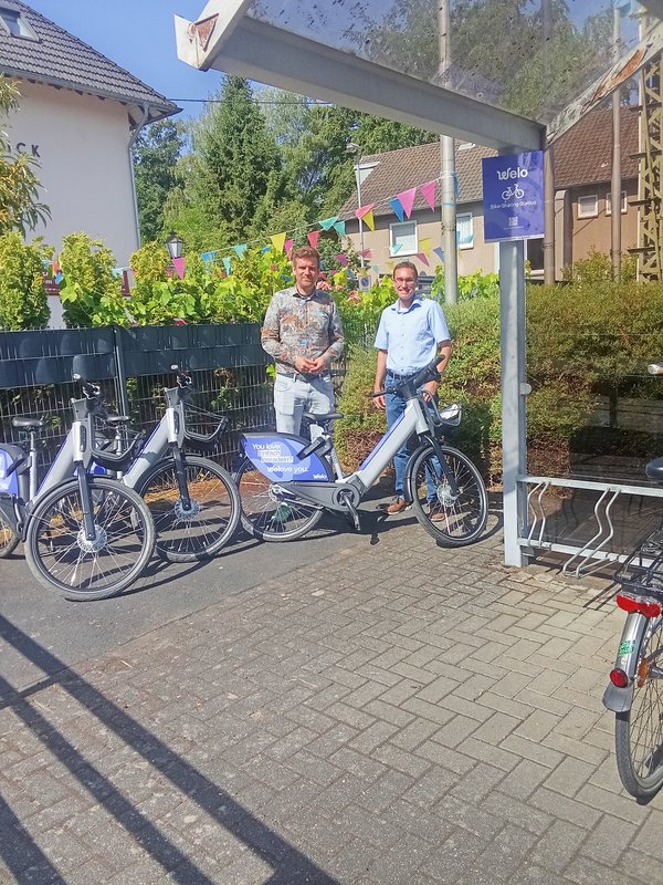 Einweihung der virtuellen Station am Bahnhof Witterschlick. Bürgermeister Christian Lanzrath und RVK-Geschäftsführer Dr. Marcel Frank. Foto: Marie Neuhaus