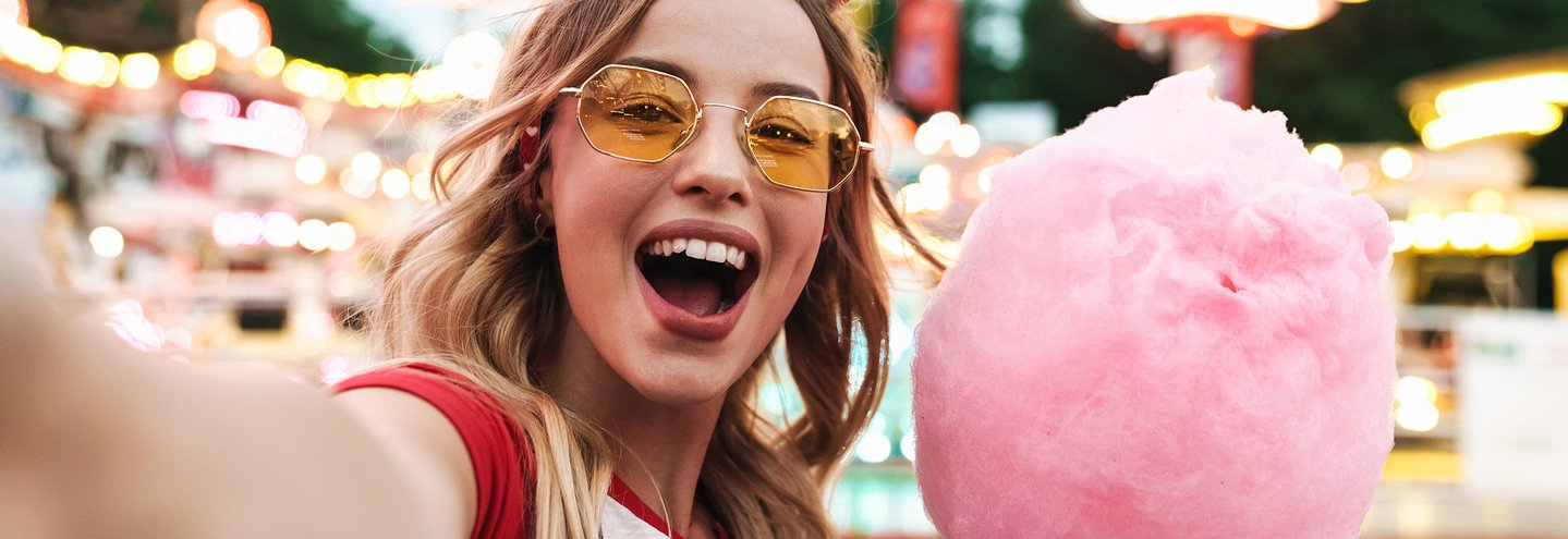 Frau mit Zuckerwatte auf der Kirmes. Das Foto eine Frau mit Zuckerwatte auf der Kirmes.