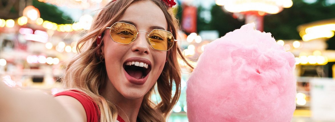 Frau mit Zuckerwatte auf der Kirmes. Das Foto eine Frau mit Zuckerwatte auf der Kirmes. - vergrößerte Darstellung öffnen