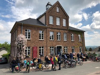 Frühlingsaktion „Alfter bewegt“ an der Genuss-Schule Alfter Das Foto zeigt die Genuss-Schule in Gielsdorf.