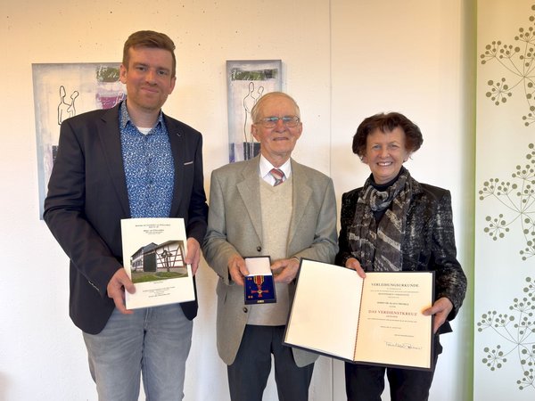 Bürgermeister Christian Lanzrath und die stellv. Landrätin Notburga Kunert verleihen das Bundesverdienstkreuz an Klaus Trenkle (Foto: Fam. Trenkle)