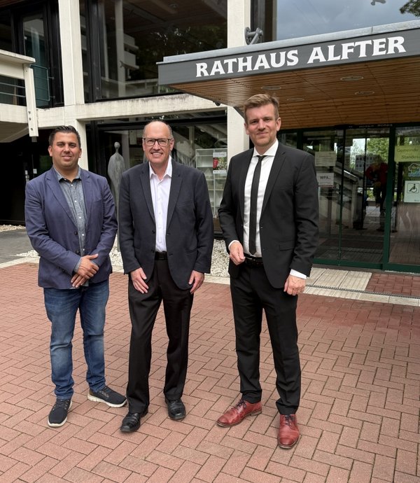 (v.l.) Ordnungsamtsleiter Bilal Bodabouz, Schiedsmann Thomas Funke und Bürgermeister Christian Lanzrath vor dem Rathaus