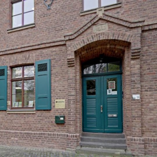 Ansicht des historischen Büchereigebäudes. - vergrößerte Darstellung öffnen