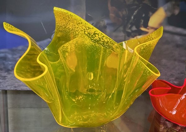 Das Foto zeigt eine Schale aus Acrylglas.