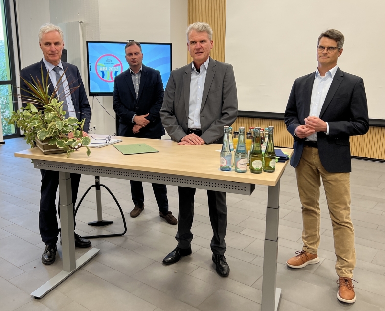 Das Foto zeigt die Lehrkräfte für das Anmeldeverfahren. - vergrößerte Darstellung öffnen