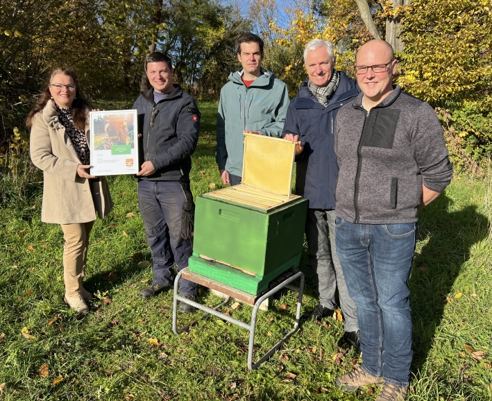 Gruppenfoto mit den Preisträgern. - vergrößerte Darstellung öffnen