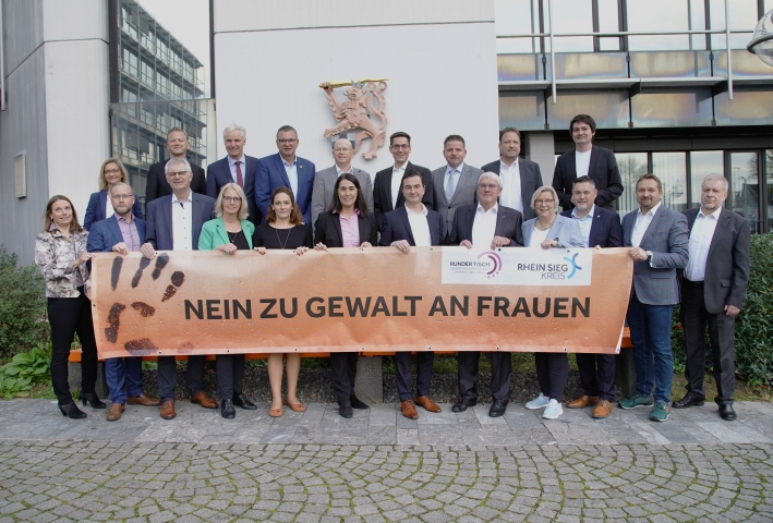 Gruppenfoto mit Plakat "Nein zu Gewalt gegen Frauen". Gruppenfoto mit Plakat "Nein zu Gewalt gegen Frauen". - vergrößerte Darstellung öffnen