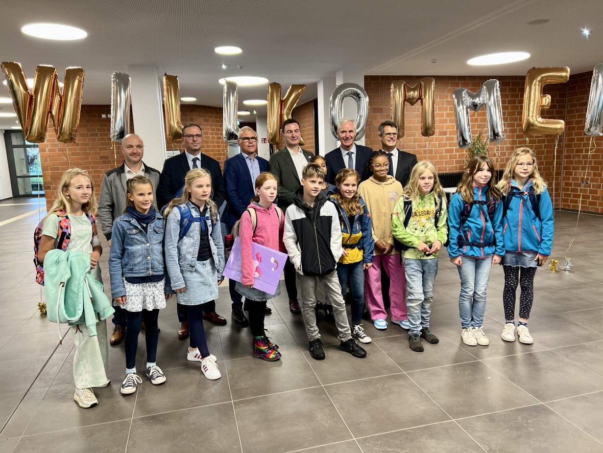 Die Schulleitung, Oliver Krauß (MdL), Regierungspräsident Dr. Thomas Wilk und Bürgermeister Dr. Rolf Schumacher begrüßen die neuen Schülerinnen und Schüler. Die Schulleitung, Oliver Krauß (MdL), Regierungspräsident Dr. Thomas Wilk und Bürgermeister Dr. Rolf Schumacher begrüßen die neuen Schülerinnen und Schüler. - vergrößerte Darstellung öffnen