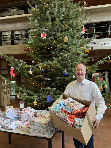 Sozialamtsleiter Markus Jüris präsentiert die vielen Geschenke Sozialamtsleiter Markus Jüris präsentiert die vielen Geschenke - vergrößerte Darstellung öffnen