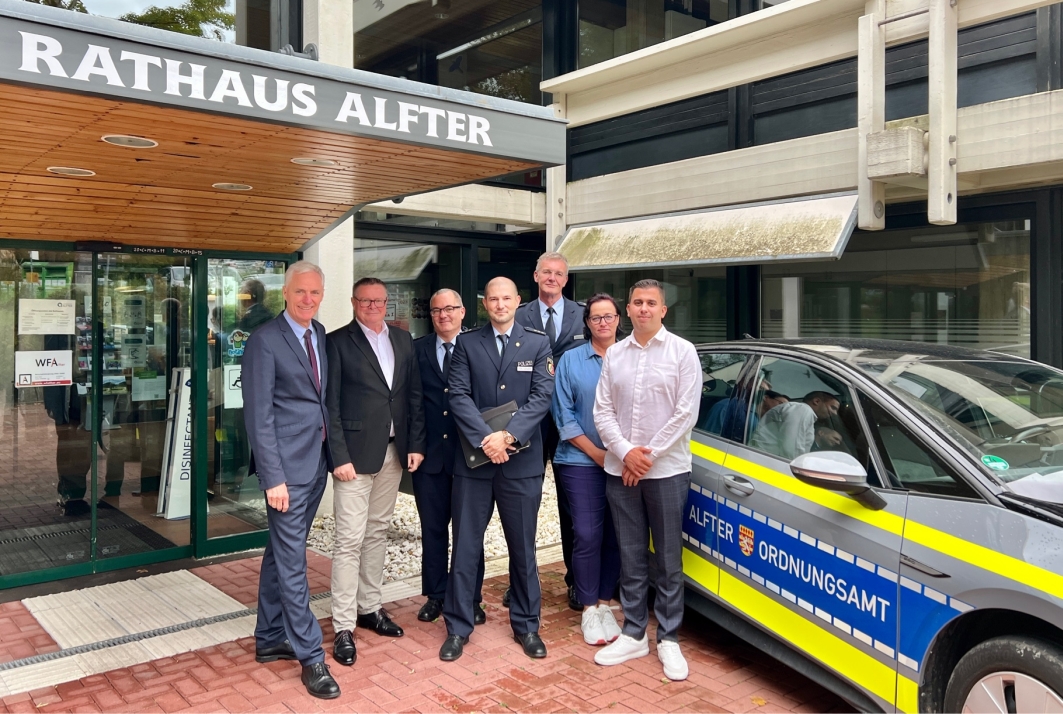Gruppenfoto Polizeipräsident Frank Hoever zu Besuch im Alfterer Rathaus. Gruppenfoto Polizeipräsident Frank Hoever zu Besuch im Alfterer Rathaus. - vergrößerte Darstellung öffnen