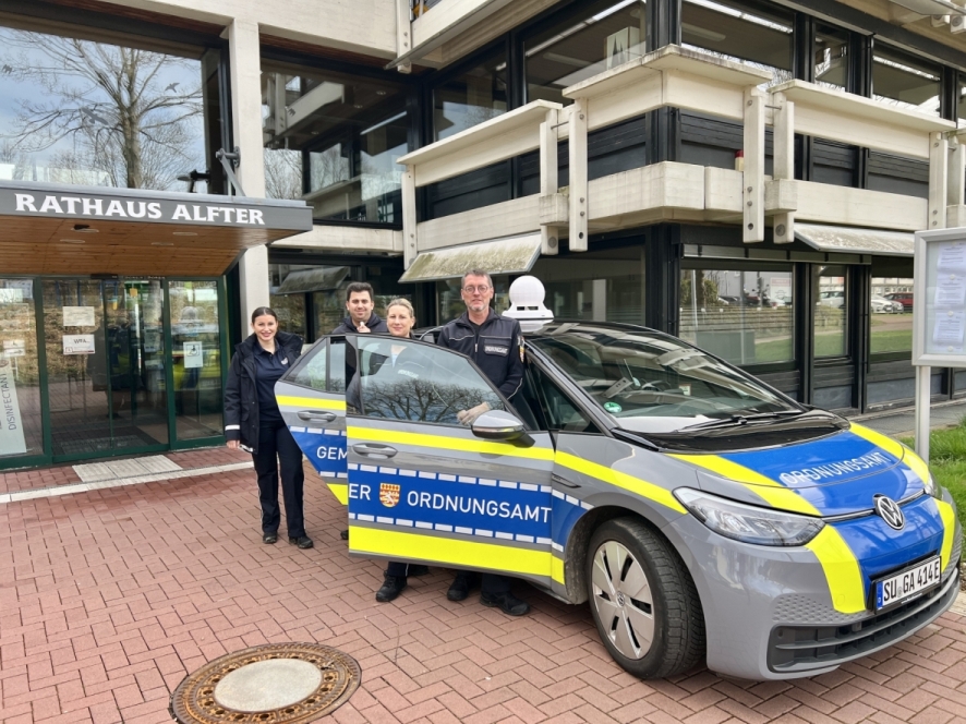 Foto (v.l.): Natalie Brylowski, Bilal Bodabouz, Jennifer Kohnen und Marc Fuhrmann testeten die Lautsprecher auf den Einsatzfahrzeugen Foto (v.l.): Natalie Brylowski, Bilal Bodabouz, Jennifer Kohnen und Marc Fuhrmann testeten die Lautsprecher auf den Einsatzfahrzeugen - vergrößerte Darstellung öffnen