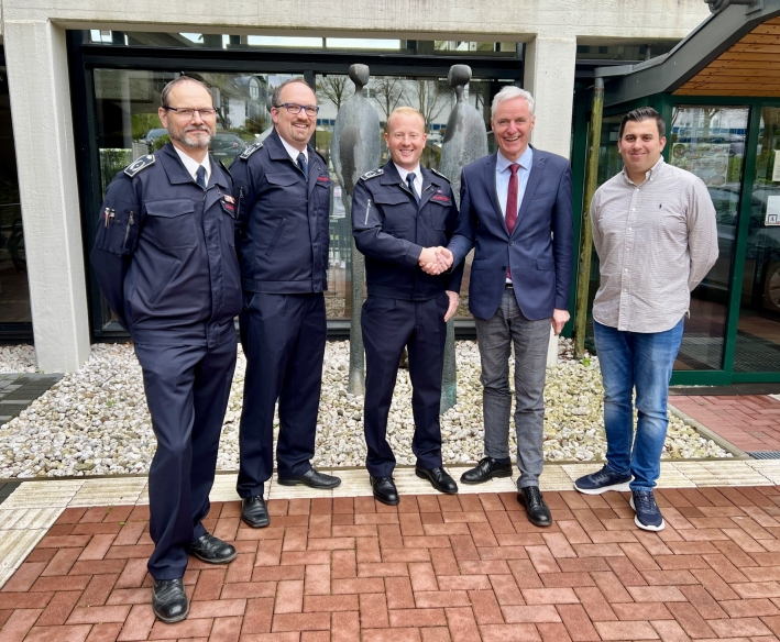 (v.l.) Marc Schumann, Thorsten Ohm, Lukas Zimmermann von der FFW Alfter, Bürgermeister Dr. Rolf Schumacher, Ordnungsamtsleiter Bilal Bodabouz (v.l.) Marc Schumann, Thorsten Ohm, Lukas Zimmermann von der FFW Alfter, Bürgermeister Dr. Rolf Schumacher, Ordnungsamtsleiter Bilal Bodabouz - vergrößerte Darstellung öffnen