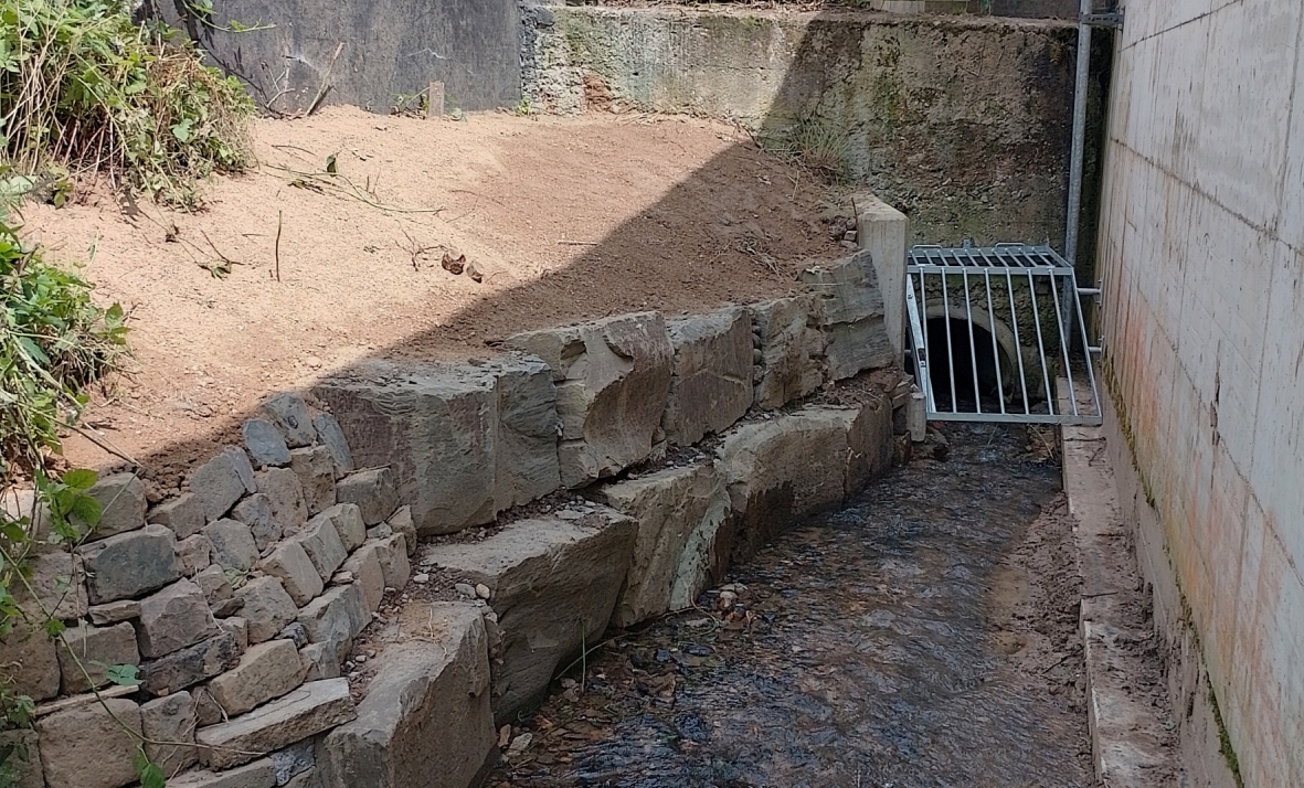 Räumlicher Rechen Einlaufbauwerk Markeskaulenbach/Einlauf Ahrweg Das Foto zeigt den Rechen im Markeskaulenbach. - vergrößerte Darstellung öffnen
