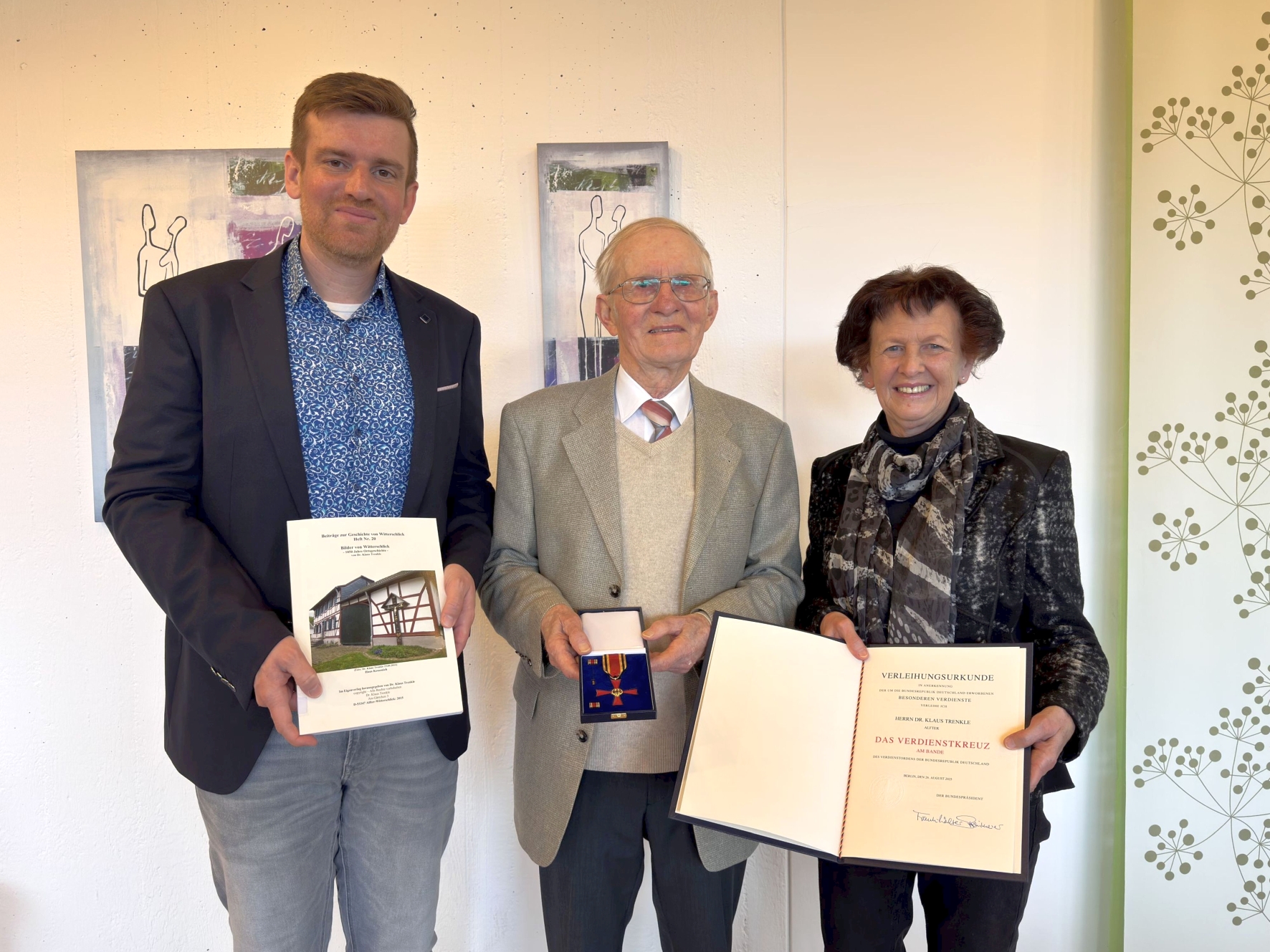 Bürgermeister Christian Lanzrath und die stellv. Landrätin Notburga Kunert verleihen das Bundesverdienstkreuz an Klaus Trenkle (Foto: Fam. Trenkle) Bürgermeister Christian Lanzrath und die stellv. Landrätin Notburga Kunert verleihen das Bundesverdienstkreuz an Klaus Trenkle (Foto: Fam. Trenkle) - vergrößerte Darstellung öffnen